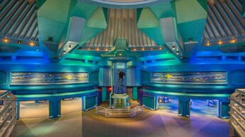 El interior temático de SeaBase en EPCOT