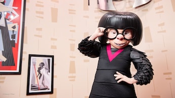 Edna Mode posa para una foto 