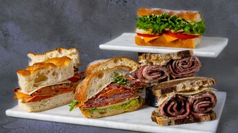 7 sándwiches de fiambres sobre sus platos