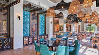 Un amplio comedor con decoración moderna
