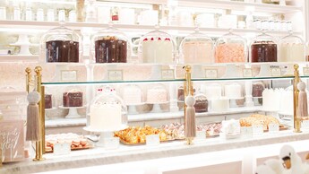 Mostradores llenos de pasteles, galletas y otros productos horneados tentadores en The Cake Bake Shop en Disney's Boardwalk