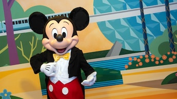 Mickey Mouse em pé no Character Spot no Communicore Hall and Plaza