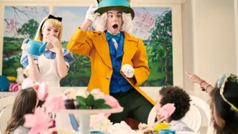 Cuatro niños sentados a una mesa, disfrutando de la hora del té con Alice y Mad Hatter
