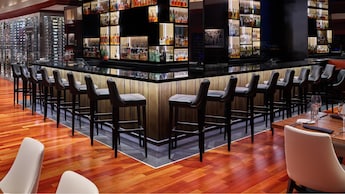 O bar no Bourbon Steak Lounge