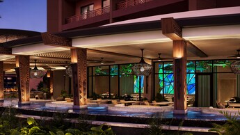 Coin salon extérieur près d’une aire d’eau à l’Island Tower of Disney’s Polynesian Villas and Bungalows