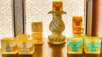 Jabones con forma de Mickey en cajas que dicen Disney's Grand Floridian Resort and Spa acomodados en una mesa