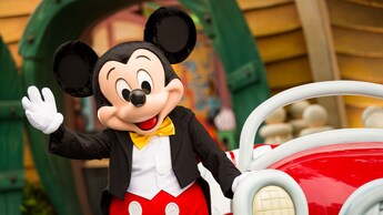 Mickey Mouse posing in Toontown at Disneyland Park