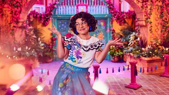 Mirabel de “Encanto” en el Paradise Gardens Park