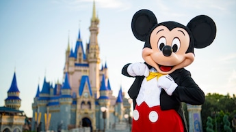 Mickey frente a Cinderella Castle en el Parque Temático Magic Kingdom