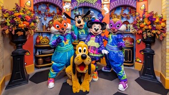 Chip, Goofy, Minnie Mouse, Dale y Pluto con disfraces de Halloween