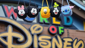 Bolsas de golosinas con temática de Personajes de Disney expuestas frente a la tienda World of Disney en Downtown Disney District