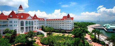 Hong Kong Disneyland Hotel and its garden maze
