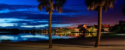 ディズニー・ポリネシアン・ビレッジ・リゾートとセブン・シーズ・ラグーンの夜景