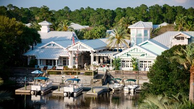 ディズニー・オールド・キーウエスト・リゾートにある三角屋根の建物そばに停泊する4艘のボート