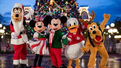 Goofy, Minnie Mouse, Mickey Mouse, Donald Duck and Pluto wearing festive outfits near a Christmas tree