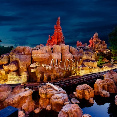 Una sección de Big Thunder Mountain Railroad con una curva pronunciada y un campamento