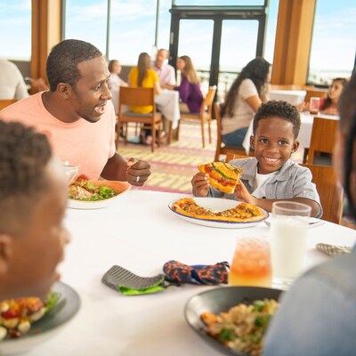 Una familia está comiendo sentada en una mesa