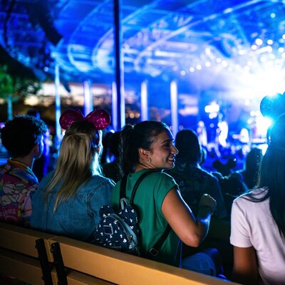 Visitantes aproveitando um show musical noturno da Eat to the Beat Concert Series no Epcot
