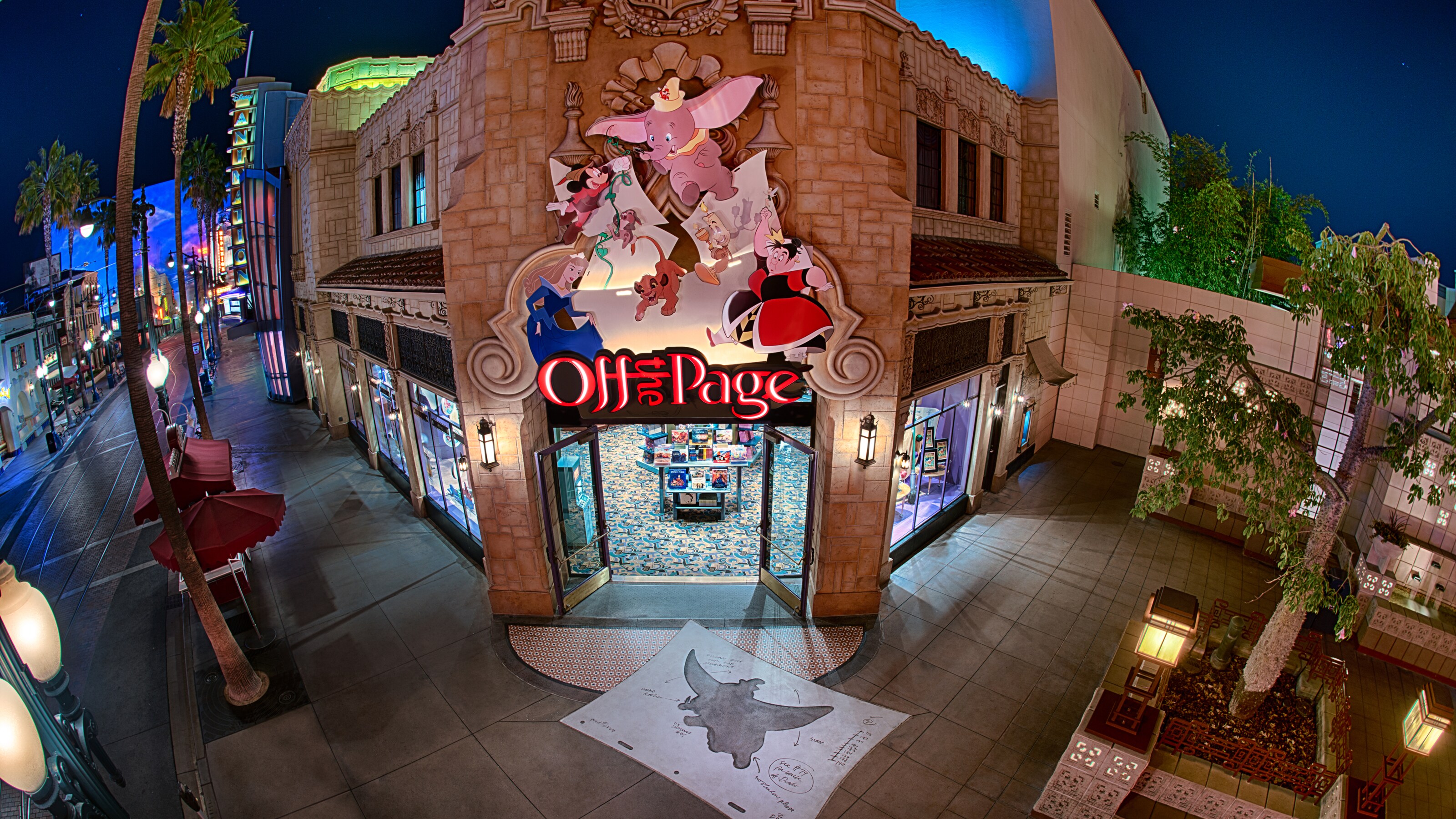 Brillantes luces iluminan el exterior de Off the Page mientras los personajes de Disney caen en cascada por su señalización