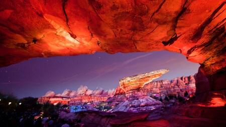 El paisaje de desierto en Cars Land, con enormes formaciones rocosas