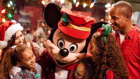 Niños posando con Mickey sonriente
