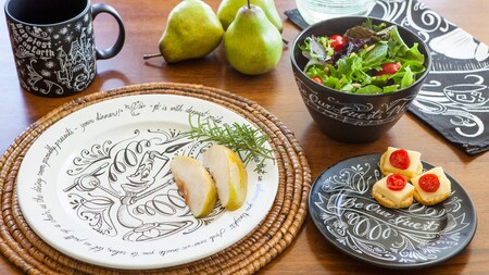 Disney Home ofrece decoración para el hogar organizada de temporada, artefactos y otros productos en Downtown Disney District.