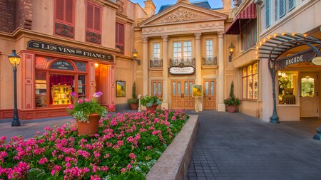 Patio en la parte externa del edificio colonial francés donde se encuentra "Impressions de France" en Epcot