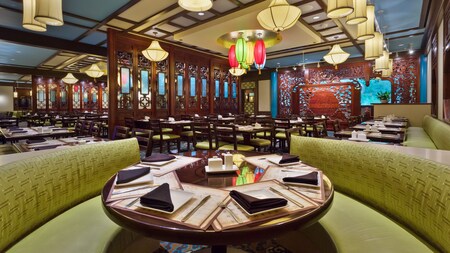 Reservados para banquetes de forma circular para 6 en el comedor con faroles asiáticos y paneles de madera decorativos
