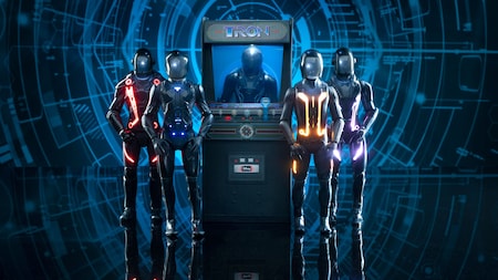 4 figuras de acción inspiradas en TRON junto a un juego de arcade con temática de TRON