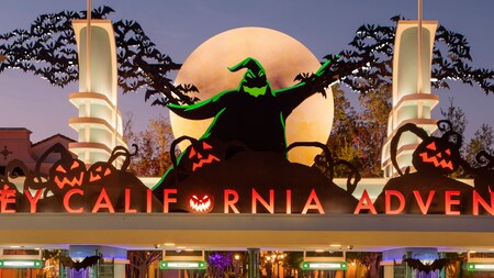 Decoración de Halloween en la entrada principal de Disney California Adventure Park con Oogie Boogie de “Tim Burton’s The Nightmare Before Christmas”
