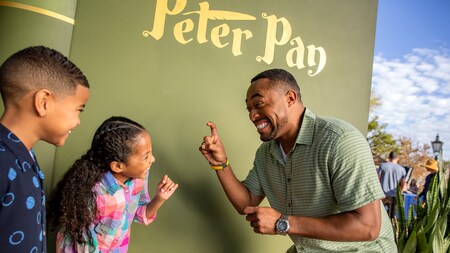 A smiling couple poses in front of the famous painting of George Washington crossing the Delaware
