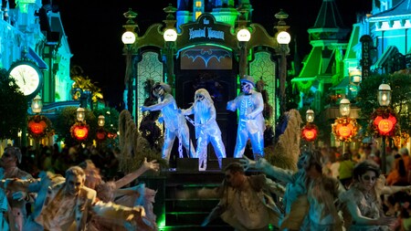 The Boo to You parade featuring a Haunted Mansion float with 3 hitchhiking ghosts