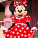 Minnie Mouse hace una reverencia frente a su casa