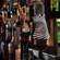 Dos grifos de cerveza, con una manija de una cebra y una jirafa, junto a una botella de licor en la parte trasera del bar