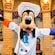 Goofy vestido con un uniforme de chef y presentando su cocina