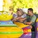 Dos Visitantes en la atracción Alien Swirling Saucers en Toy Story Land, en Disney's Hollywood Studios