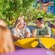 Dos Visitantes se miran mientras disfrutan la atracción Alien Swirling Saucers en Toy Story Land