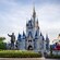Una estatua de Walt Disney y Mickey Mouse frente a Cinderella Castle