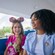 Dois Visitantes na atração Tomorrowland Transit Authority PeopleMover, no Magic Kingdom Park, com vistas para o Cinderella Castle.