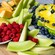 Un plateau de service présentant des tranches de cantaloupe, de melon de miel, de pastèque, de framboises, de bleuets et de raisins