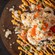Un plato con un rollo crujiente picante