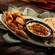 Dip de queso de cabra servido con nachos y pan en Victoria Falls Lounge