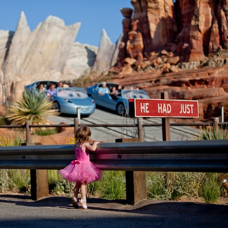 Una niña pequeña observando a los Visitantes en la atracción Radiator Springs Racers