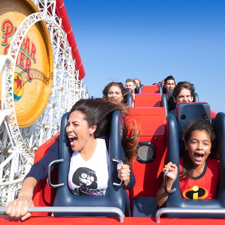 Visitantes paseando en Incredicoaster en Disney California Adventure Park