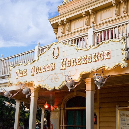 Cartel de The Golden Horseshoe para el teatro y restaurante en Frontierland