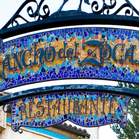 Letrero de entrada: Rancho del Zocalo Restaurante, un restaurante mexicano de Disneyland Park