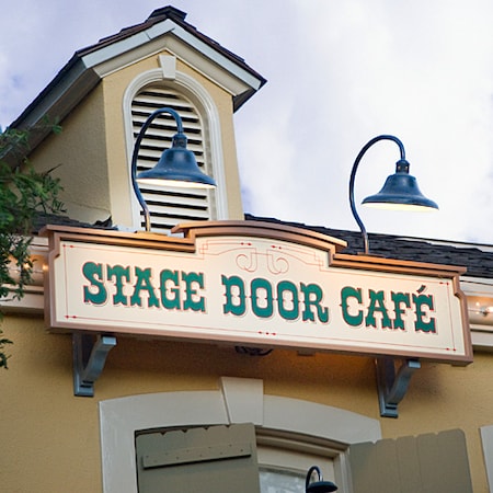Letrero de entrada con temática del oeste para el Stage Door Cafe en Disneyland Park