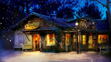 La fachada de Louis Critter Club, una tienda de mercancía de Disneyland Resort, encendida por la noche