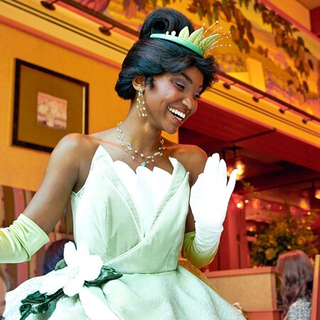 Tiana sonríe durante la Comida con Personajes en Napa Rose en Disney’s Grand Californian Hotel & Spa