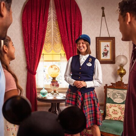 Un guía de recorridos VIP con un grupo de turistas en el interior del departamento de Walt Disney en Main Street U.S.A.